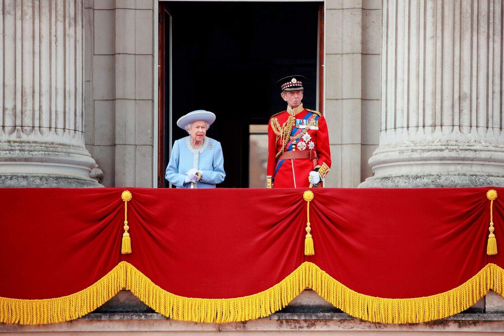 Jubilee Queen takes to palace balcony for trooping celebrations | Irish ...